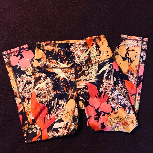 Fabletics Define High-Waisted Capri leggings Fiori floral print - Picture 3 of 6